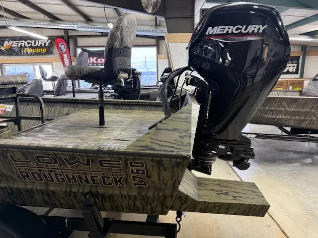 Slide: The Image of Lowe Roughneck Center Console RX1760 Pathfinder 2026 - 7