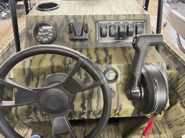 Slide: The Image of Lowe Roughneck Center Console RX1760 Pathfinder 2026 - 3