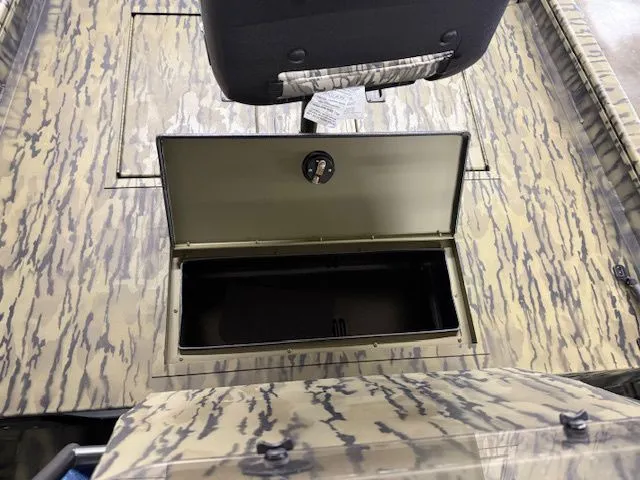 Slide: The Image of Lowe Roughneck Center Console RX1760 Pathfinder 2026 - 5