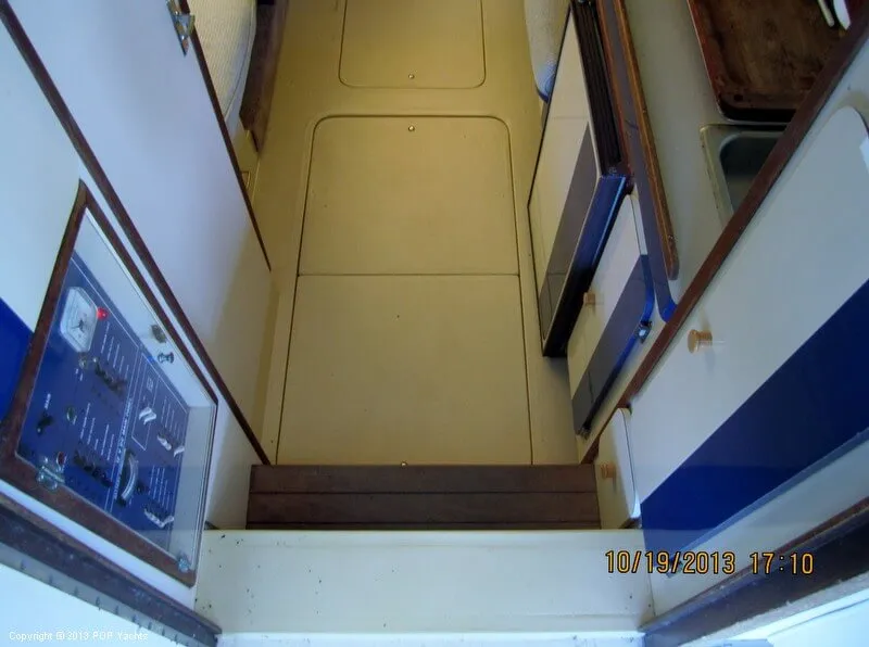 Slide: The Image of Phoenix Bass Boat 29 Flybridge 1986 - 3