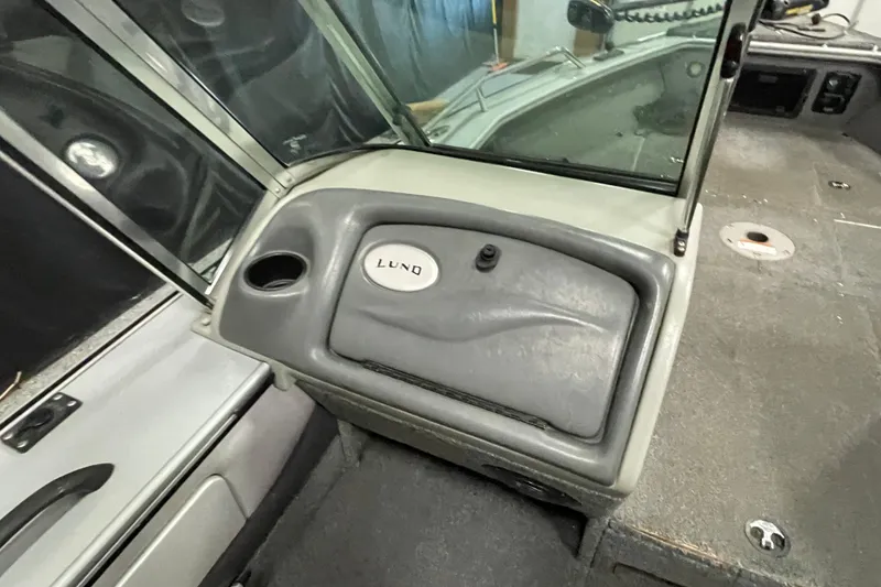 Slide: The Image of 2007 Lund 1900 Pro-V IFS/SE boat interior with windshield and console. - 16