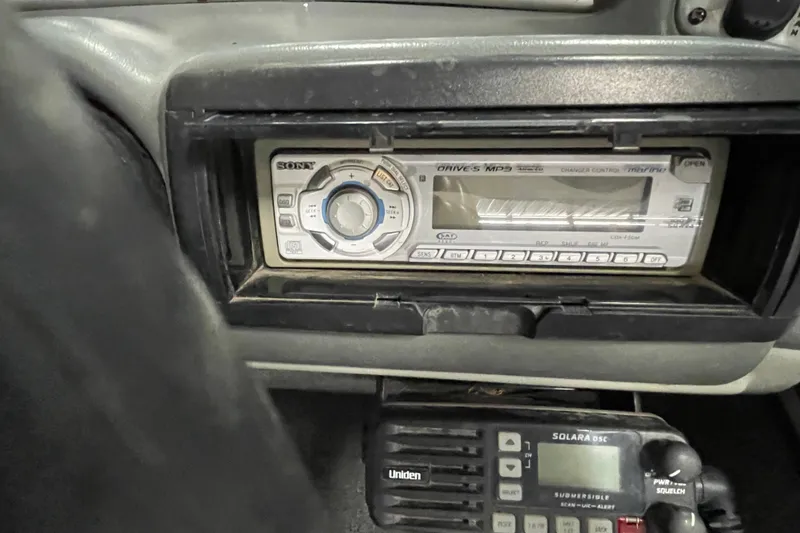 Slide: The Image of 2007 Lund 1900 Pro-V IFS/SE dashboard with Sony marine stereo and Uniden radio. - 18