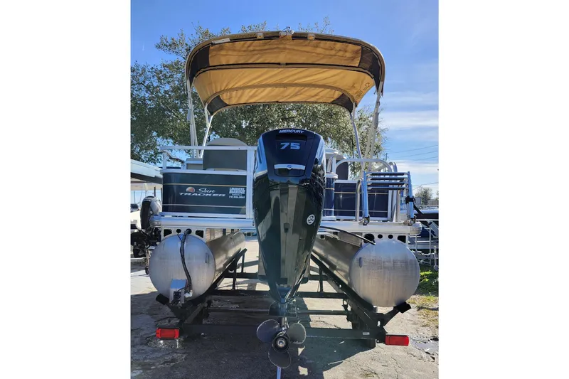 Slide: The Image of 2023 Sun Tracker Bass Buggy 18 DLX pontoon boat with Mercury 75 engine, rear view. - 6