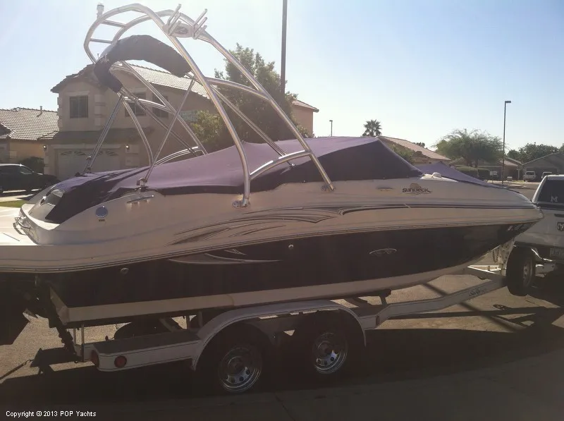 Slide: The Image of Sea Ray 220 Sundeck 2005 - 4