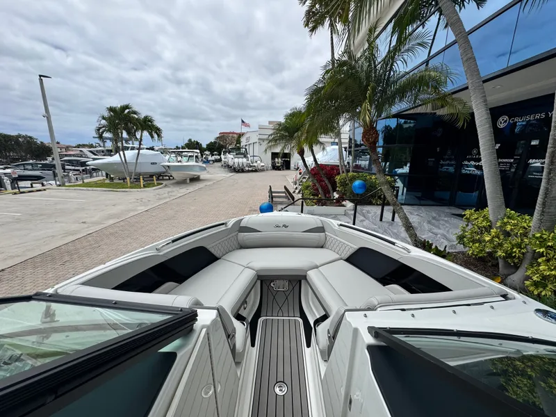 Slide: The Image of Sea Ray SLX 260 Outboard 2026 - 25
