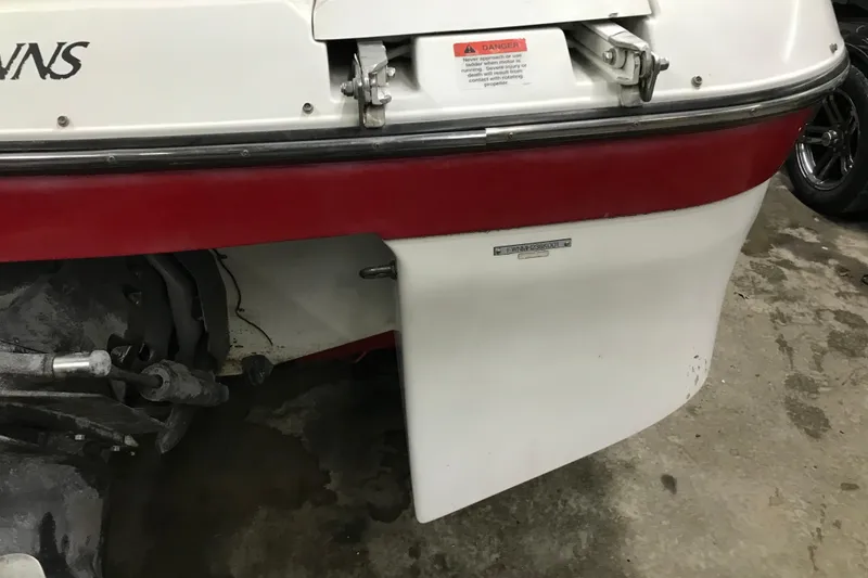 Slide: The Image of Rear view of 2001 Four Winns 210 Horizon boat with red and white hull. - 10