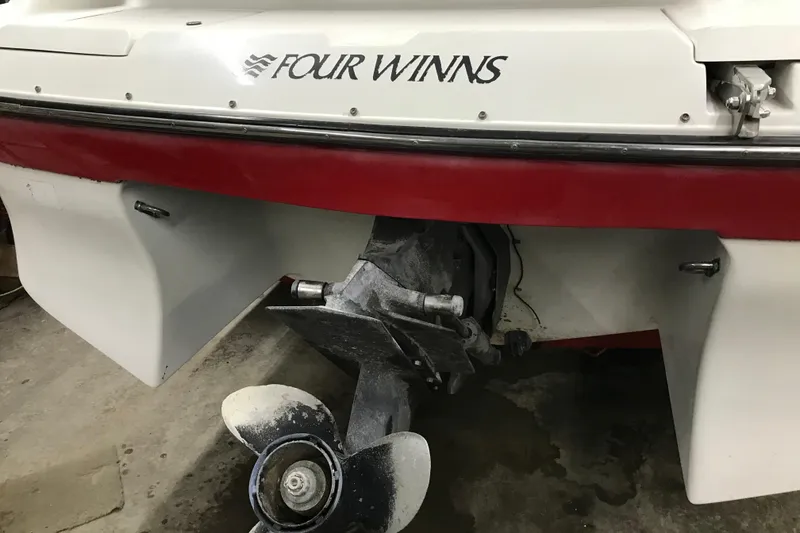 Slide: The Image of 2001 Four Winns 210 Horizon boat stern with propeller and logo. - 11