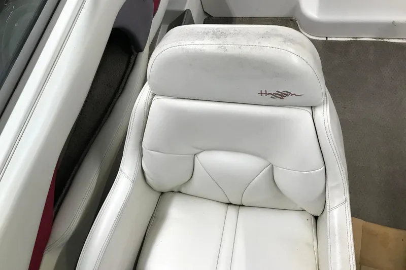 Slide: The Image of White leather seat in a 2001 Four Winns 210 Horizon boat. - 18
