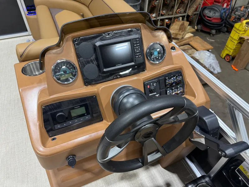 Slide: The Image of Tahoe Sport 2385 Swingback (VRB) Tritoon & Honda 4-Stroke EFI 2026 - 11