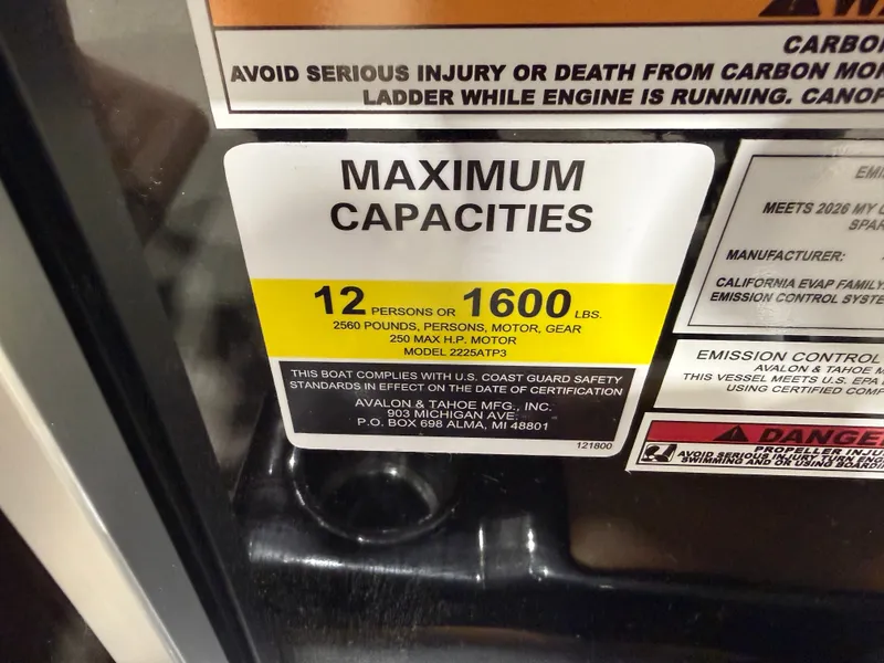 Slide: The Image of Tahoe Sport 2385 Swingback (VRB) Tritoon & Honda 4-Stroke EFI 2026 - 15