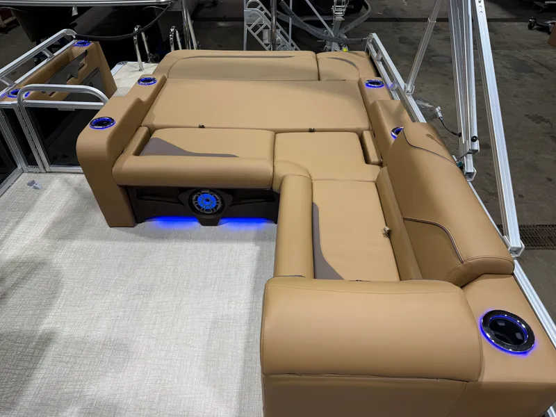 Slide: The Image of Tahoe Sport 2385 Swingback (VRB) Tritoon & Honda 4-Stroke EFI 2026 - 17