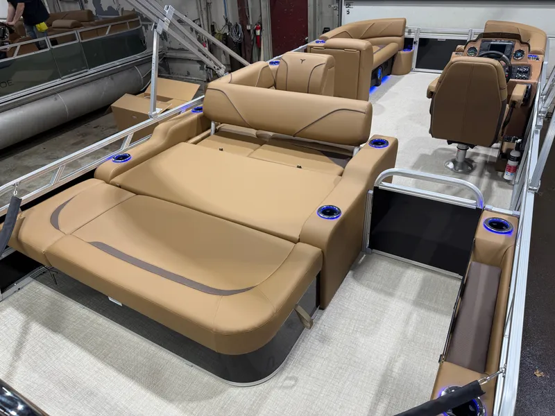 Slide: The Image of Tahoe Sport 2385 Swingback (VRB) Tritoon & Honda 4-Stroke EFI 2026 - 20