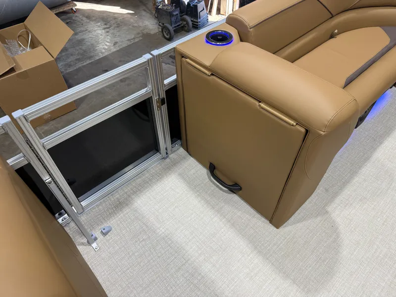 Slide: The Image of Tahoe Sport 2385 Swingback (VRB) Tritoon & Honda 4-Stroke EFI 2026 - 29