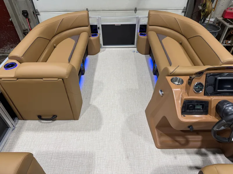 Slide: The Image of Tahoe Sport 2385 Swingback (VRB) Tritoon & Honda 4-Stroke EFI 2026 - 31