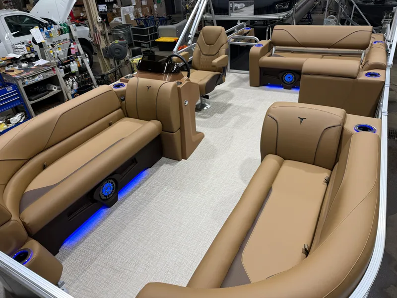 Slide: The Image of Tahoe Sport 2385 Swingback (VRB) Tritoon & Honda 4-Stroke EFI 2026 - 32