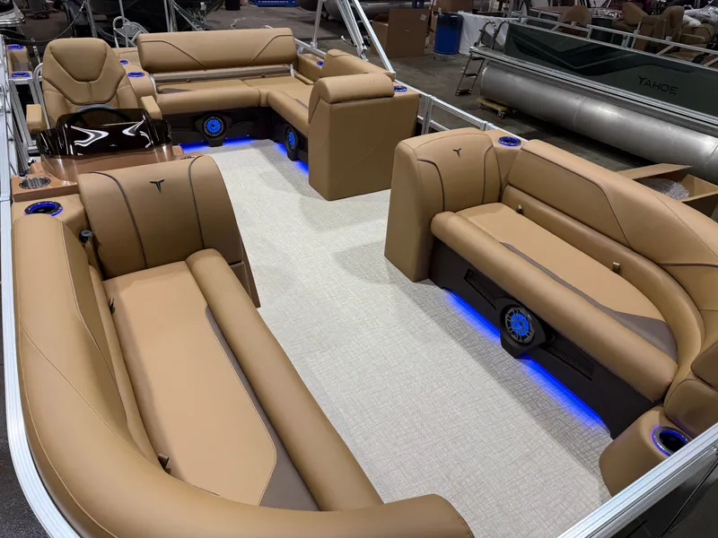 Slide: The Image of Tahoe Sport 2385 Swingback (VRB) Tritoon & Honda 4-Stroke EFI 2026 - 33