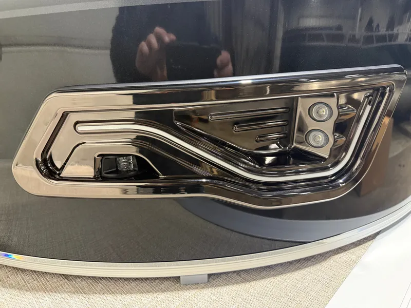 Slide: The Image of Tahoe Sport 2385 Swingback (VRB) Tritoon & Honda 4-Stroke EFI 2026 - 35