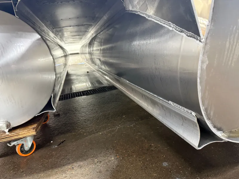 Slide: The Image of Tahoe Sport 2385 Swingback (VRB) Tritoon & Honda 4-Stroke EFI 2026 - 41