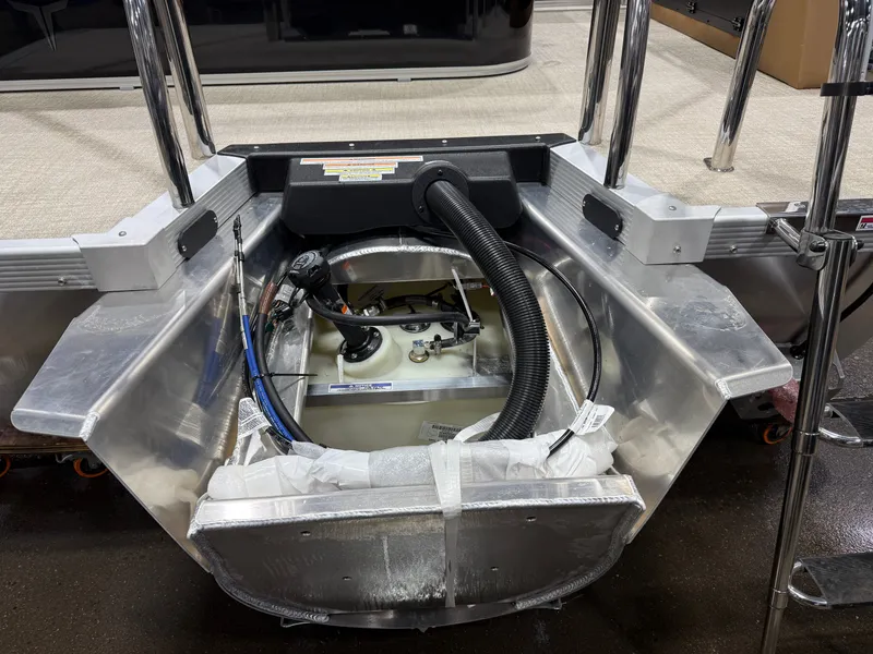 Slide: The Image of Tahoe Sport 2385 Swingback (VRB) Tritoon & Honda 4-Stroke EFI 2026 - 42