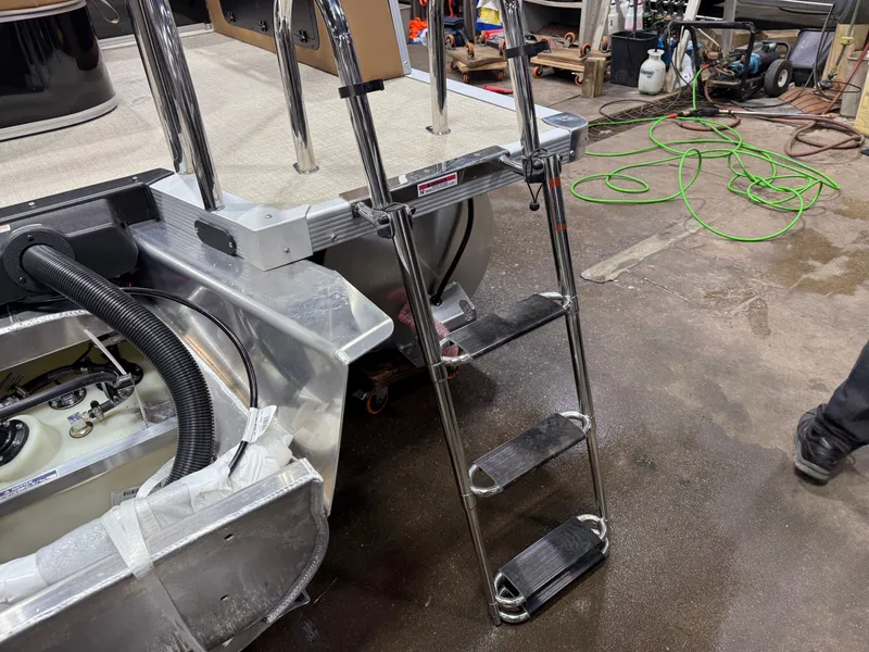 Slide: The Image of Tahoe Sport 2385 Swingback (VRB) Tritoon & Honda 4-Stroke EFI 2026 - 44