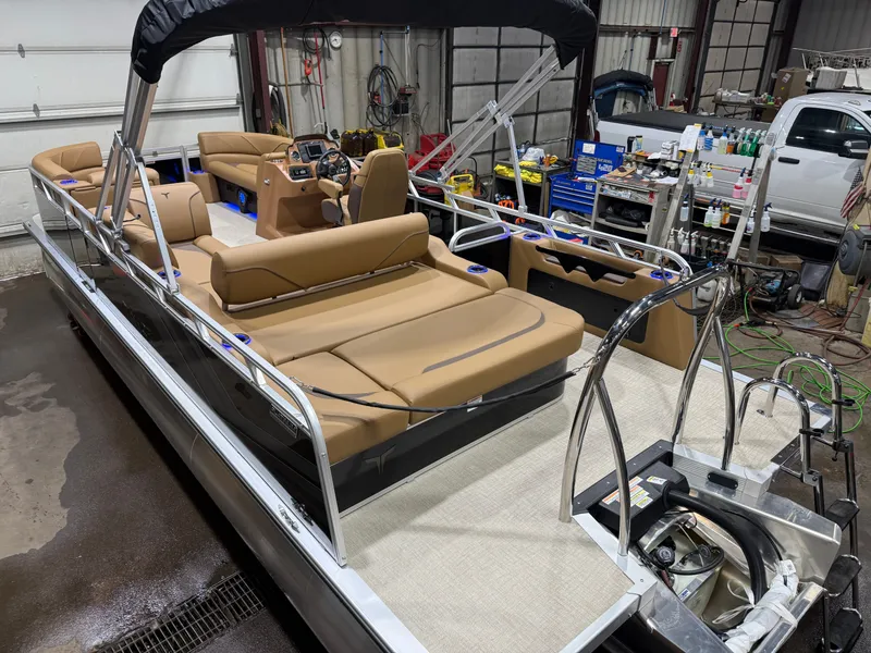 Slide: The Image of Tahoe Sport 2385 Swingback (VRB) Tritoon & Honda 4-Stroke EFI 2026 - 47