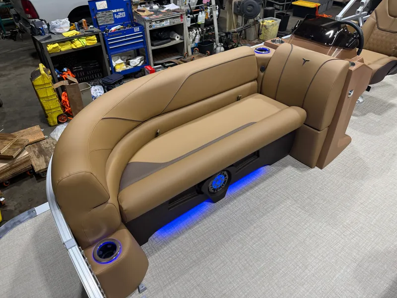 Slide: The Image of Tahoe Sport 2385 Swingback (VRB) Tritoon & Honda 4-Stroke EFI 2026 - 7