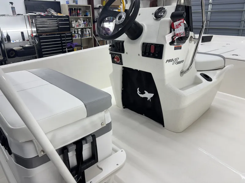 Slide: The Image of Mako Pro Skiff 17 CC 2026 - 7