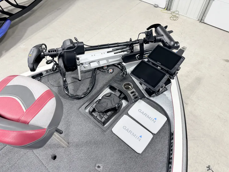 Slide: The Image of 2019 Ranger Z520L boat with Garmin electronics and Minn Kota motor. - 12