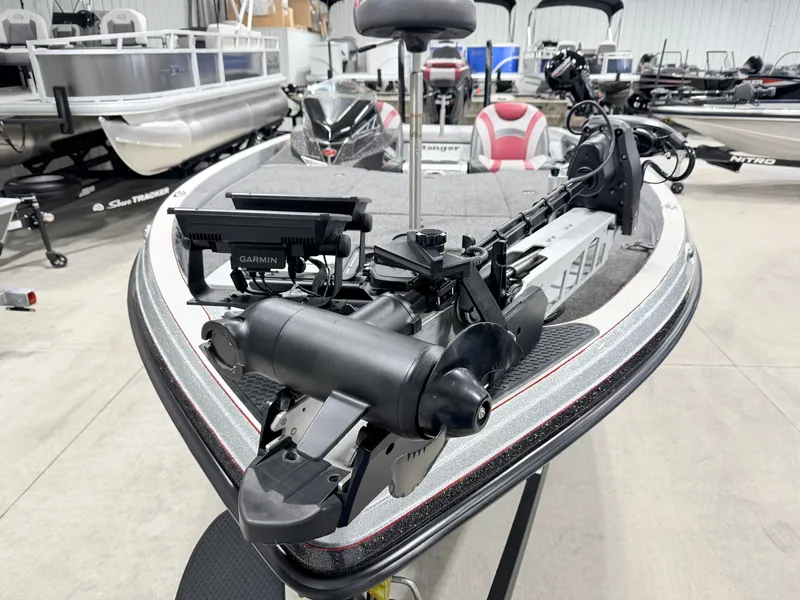 Slide: The Image of 2019 Ranger Z520L boat with Garmin technology in interior. - 22