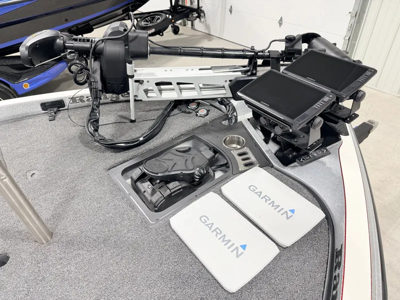 Slide: The Image of 2019 Ranger Z520L boat with Garmin electronics and trolling motor. - 4