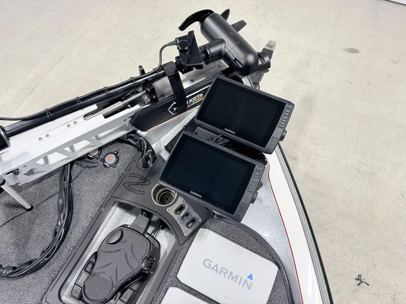 Slide: The Image of Garmin electronics on 2019 Ranger Z520L boat. - 6