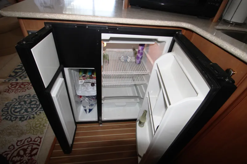 Slide: The Image of Refrigerator in 2003 Meridian 381 Sedan with beverages. - 24