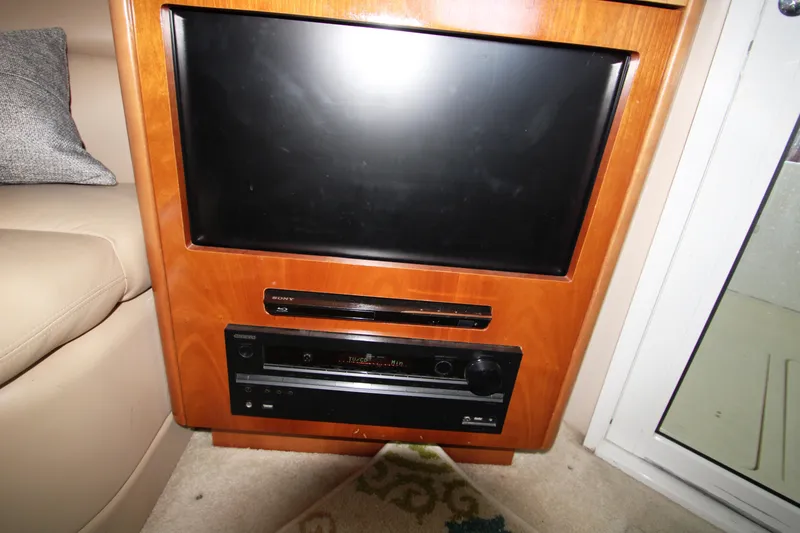 Slide: The Image of Entertainment system in 2003 Meridian 381 Sedan. - 45