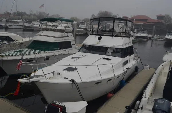 Slide: The Image of Bayliner 3888 Motoryacht Sedan 1992 - 2