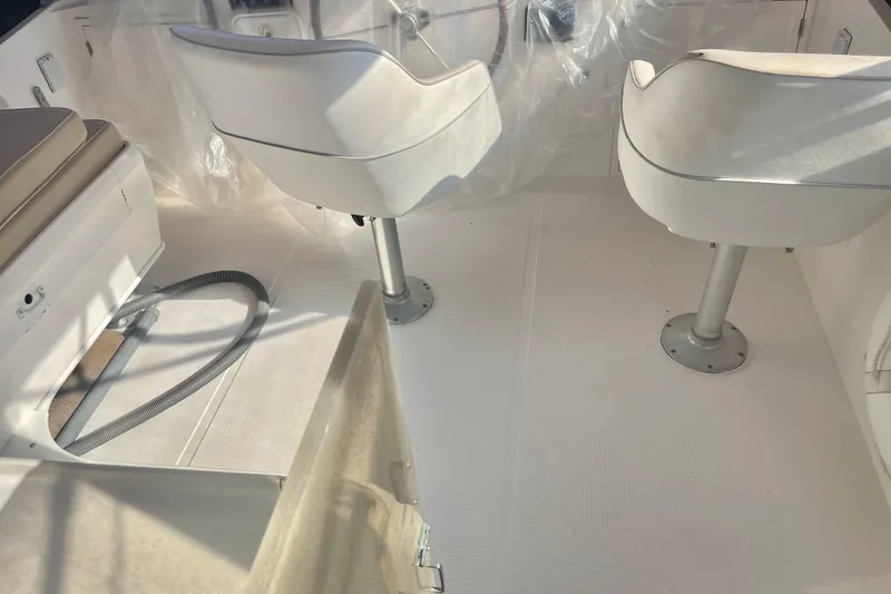 Slide: The Image of 1986 Hi Star Aft Cabin interior with white seating and clean flooring. - 8