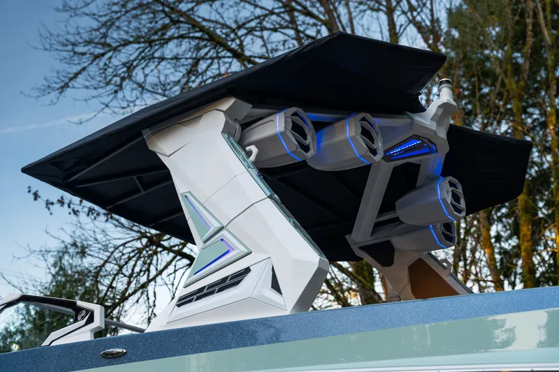 Slide: The Image of Tigé Ultré 25ZX 2026 - 15