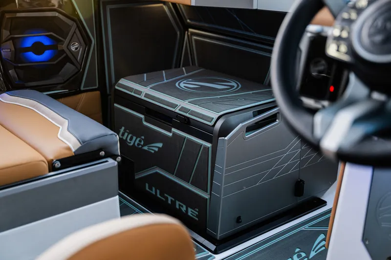 Slide: The Image of Tigé Ultré 25ZX 2026 - 25