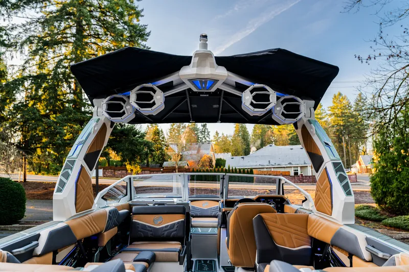 Slide: The Image of Tigé Ultré 25ZX 2026 - 34