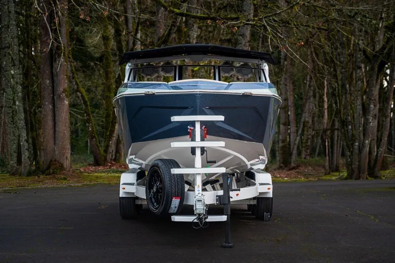 Slide: The Image of Tigé Ultré 25ZX 2026 - 9