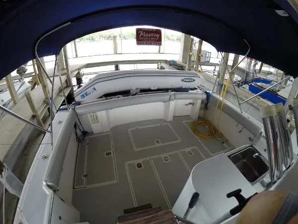 Slide: The Image of Albin 32 plus 2 Command Bridge 2000 - 11