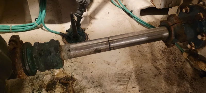 Slide: The Image of Propeller shaft of 1989 Duffy Wilbur 42 Flybridge Cruiser, showing wear and connections. - 45