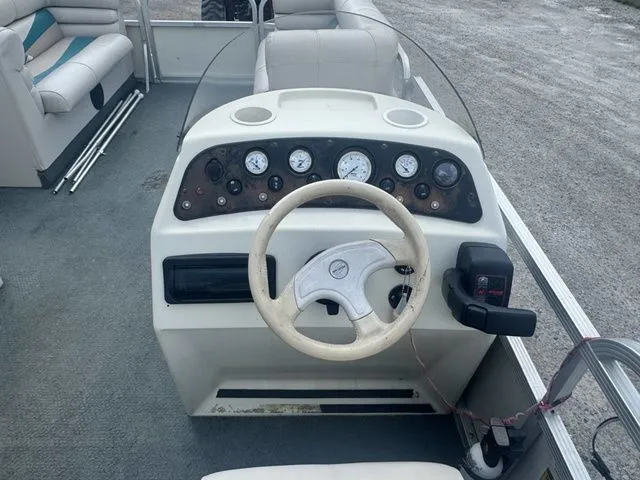 Slide: The Image of Console of a 2000 Bennington 2080 LX pontoon boat. - 10