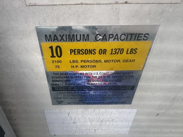 Slide: The Image of Capacity label for Bennington 2080 LX boat, 10 persons or 1370 lbs. - 11