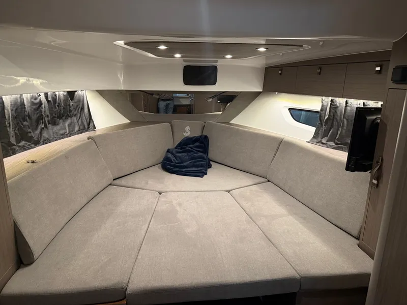 Slide: The Image of Interior of the 2025 Beneteau Gran Turismo 32 yacht. - 15