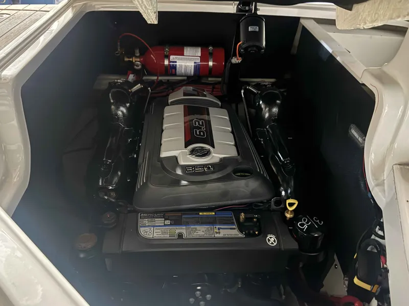 Slide: The Image of Sea Ray 250 SLX 2022 - 8