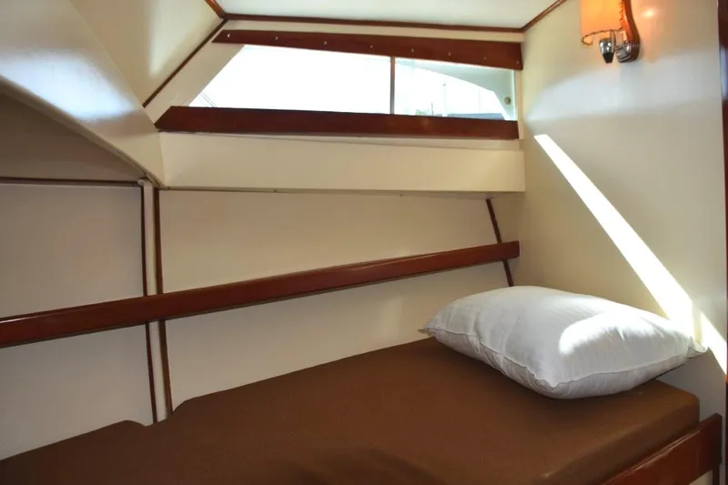 Slide: The Image of Starboard side of the V-berth, 6'6" length - 23