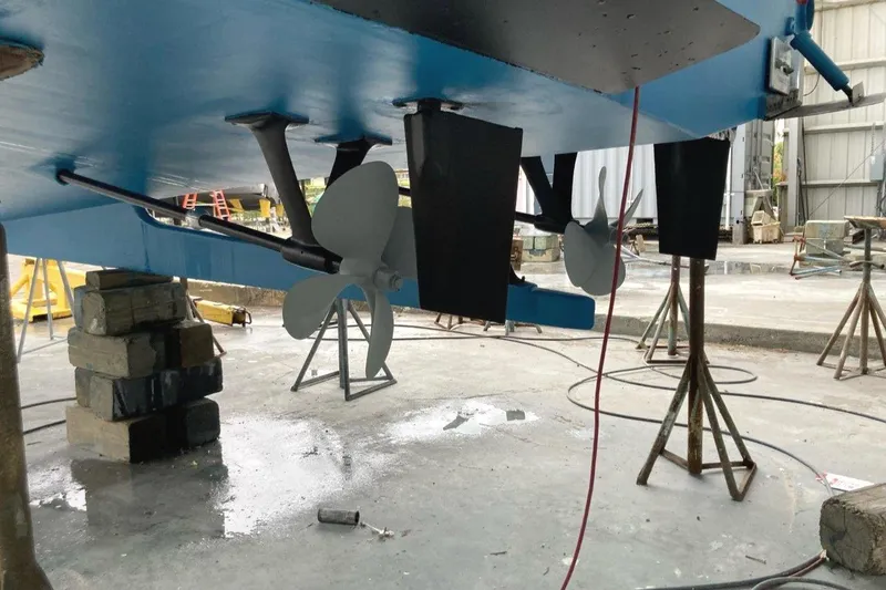 Slide: The Image of V-struts and keel protected 4-blades - 67