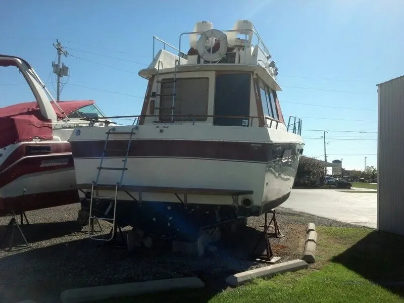 Slide: The Image of Chris-Craft 333 Commander 1986 - 1