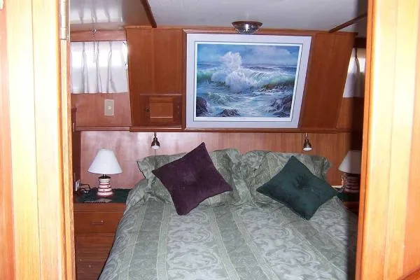 Slide: The Image of Marine Trader 38 Tradewinds Sundeck 1986 - 1