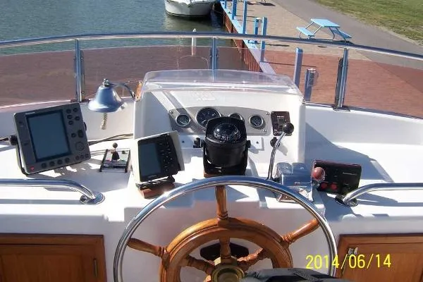 Slide: The Image of Marine Trader 38 Tradewinds Sundeck 1986 - 6